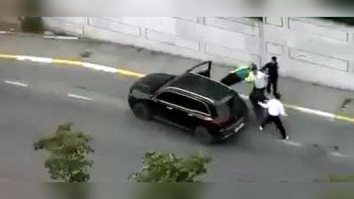 Avcılar'da yol verme kavgası: Sürücüye tekme tokat saldırdılar