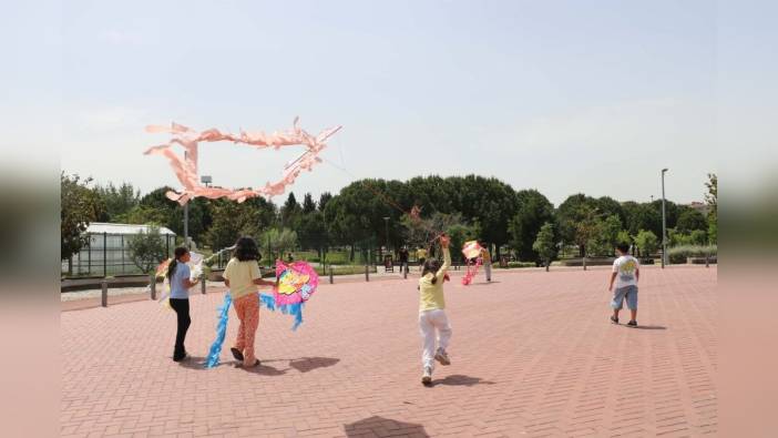 İzmir'de anlamlı buluşma: İşitme engelli ve işiten öğrenciler uçurtma şenliğinde bir araya geldi