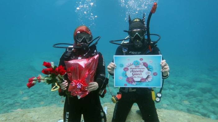 Fethiye'de dalgıçlardan Anneler Günü kutlaması: Su altında duygusal anlar