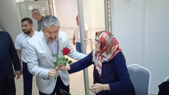 Vali Erdinç Yılmaz, Anneler Günü'nde huzurevi sakinlerini ziyaret etti
