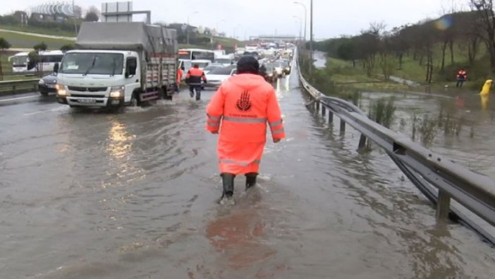 Küçükçekmece'de TEM bağlantı yolunu su bastı
