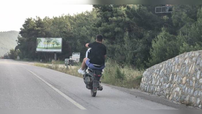 Bodrum'da tehlikeli yolculuk: Plakasız ve kasksız motosikletli sürücü emniyet şeridinde ön teker kaldırdı
