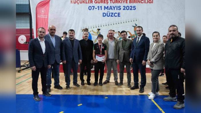 Düzce'de 700 sporcunun katılımıyla Okul Sporları Küçük Erkekler Güreş Türkiye Birinciliği tamamlandı