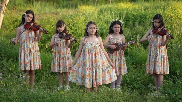 Tuzla Atatürk İlkokulu öğrencileri Anneler Günü'nde Volkan Konak'ın 'Mimoza Çiçeğim' şarkısıyla annelerini duygulandırdı