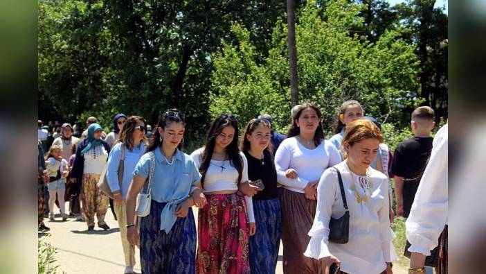 Çanakkale'de Aşıklar Sokağı'nda Geleneksel Hayır Yemeği ve Eş Adayı Arayışı