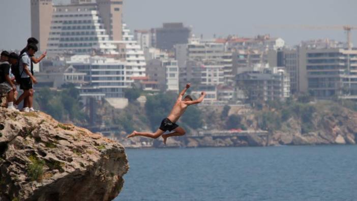 Antalya'da yürekler ağza geldi! Tehlikeli anlar anbean kameraya yansıdı