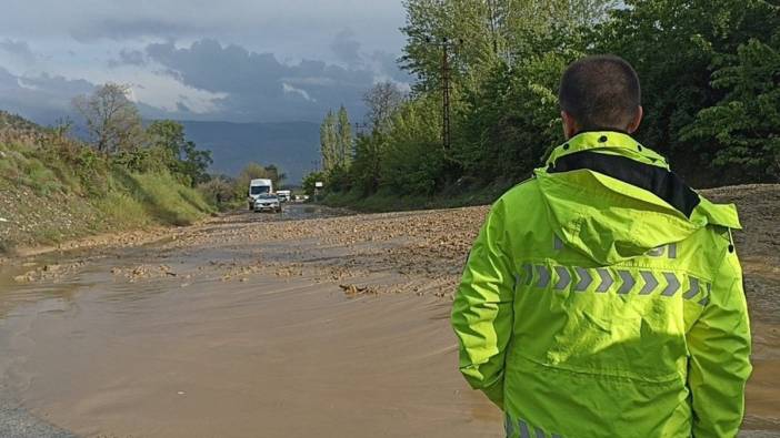 Tosya'da sağanak sele yol açtı: Kastamonu-Tosya kara yolu ulaşıma kapandı