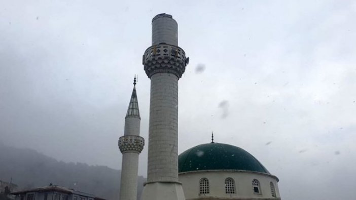 Marmara Adası'nda minarenin külahı fırtına nedeniyle yıkıldı