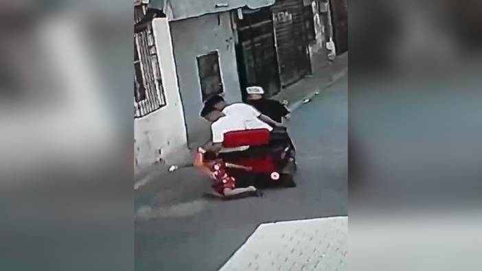 Adana'da şaka yaptıklarını söyleyen 3 genç, Galatasaray formalı çocuğu yerde sürükledi