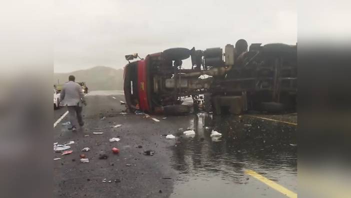 Van-Hakkari karayolunda tır devrildi: İki yaralı