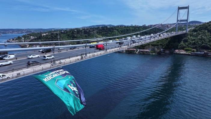 Kocaelispor'un şampiyonluk bayrağı Fatih Sultan Mehmet Köprüsü'nde