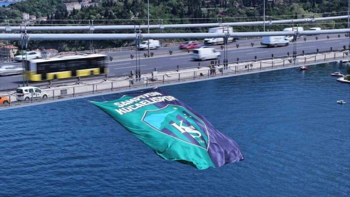 Kocaelispor'un şampiyonluk bayrağı İstanbul Boğazı'nı süsledi