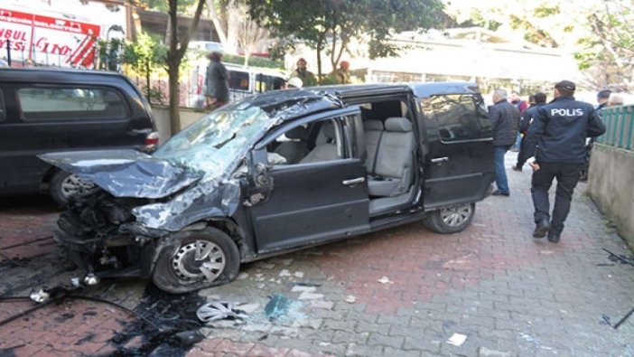 Üsküdar'da otomobil işyerinin duvarına çarptı