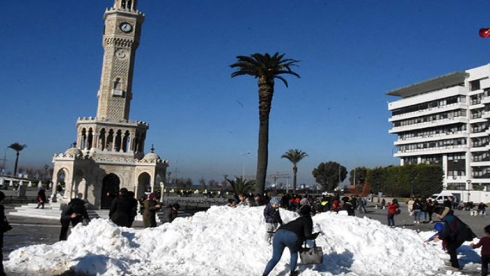 İzmir Konak Meydanı'nda kar sürprizi