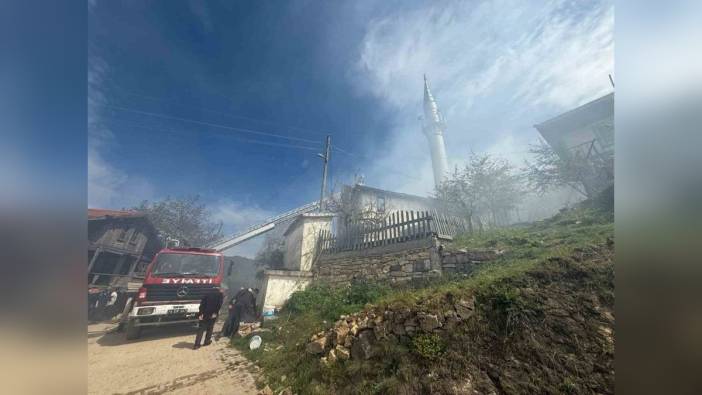 Göynük'te iki ahşap ev ve cami alevlere teslim oldu: Yangın kontrol altına alındı