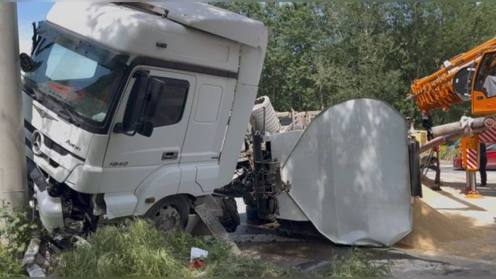 Sakarya'da yem yüklü TIR devrildi: Yol 2 saat trafiğe kapandı
