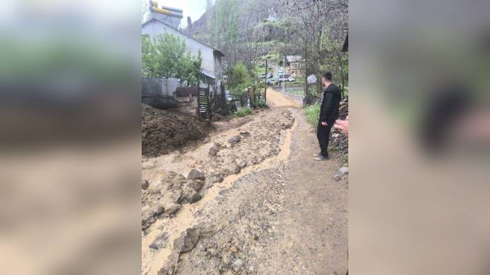 Koyulhisar'da sel: Ahırı su basan vatandaşın hayvanları kurtarıldı