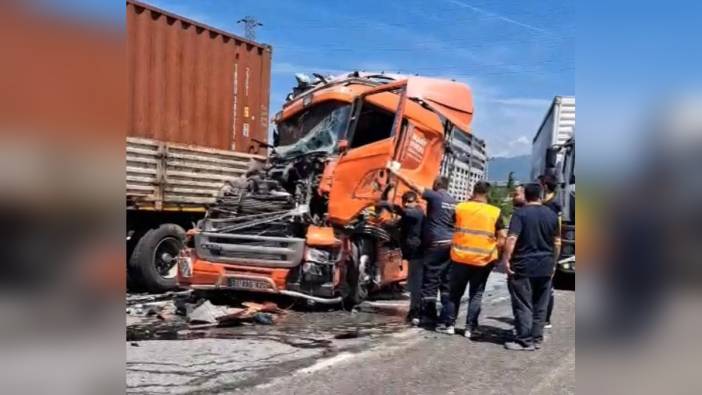 Sakarya'da zincirleme kaza: İki TIR şoförü yaralandı