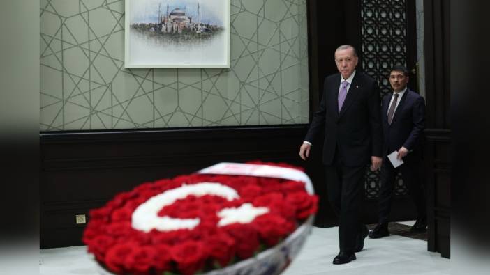 Bahçeli'den kabine toplantısına ay yıldızlı çiçek