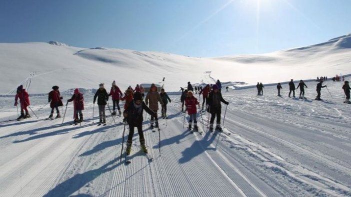 'Kar kenti'nin çocukları 2 bin 800 rakımda kayak öğreniyor