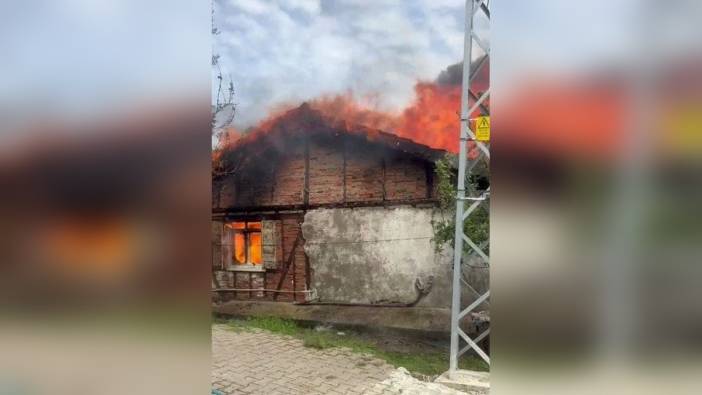Karabük'te ahşap ev yangında kullanılamaz hale geldi