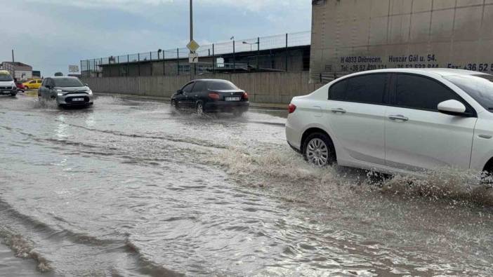 Edirne'de sağanak yağış: Yollar göle döndü