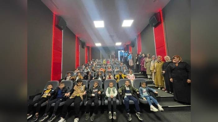 Soma'da 400 minik öğrenci 'Hay Hak: Karagöz-Hacivat' filmini izledi