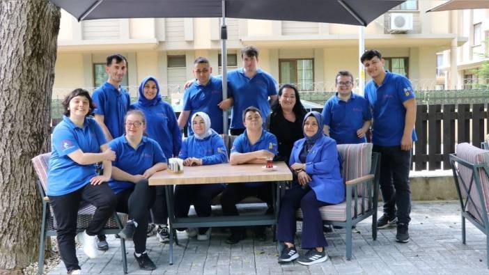 Düzce'de kusursuz hizmet: Engelli bireyler 8 yıldır kafede çalışıyor
