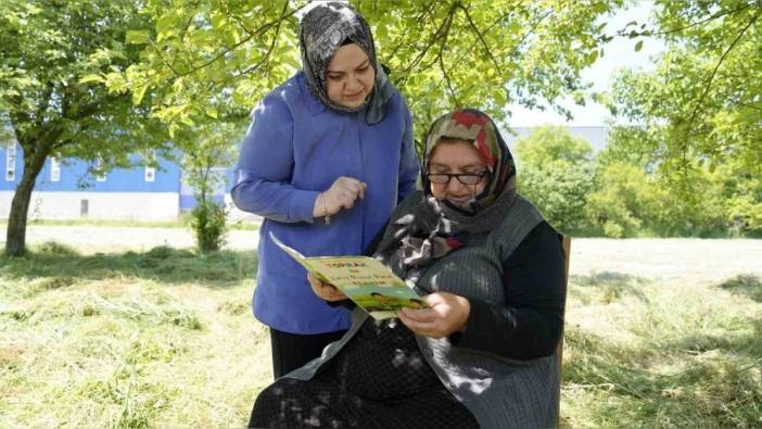 Başiskele'de 70 yaşında okuma yazma öğrenme azmi: Havva teyze evinde ders alıyor