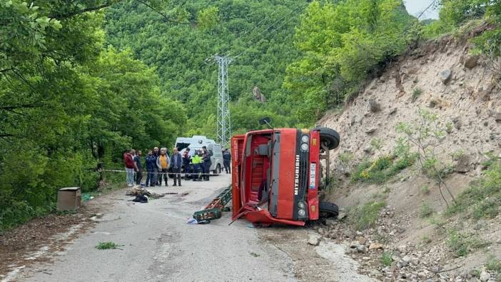 Şavşat'ta sondaj kamyonu devrildi: 1 ölü, 2 yaralı