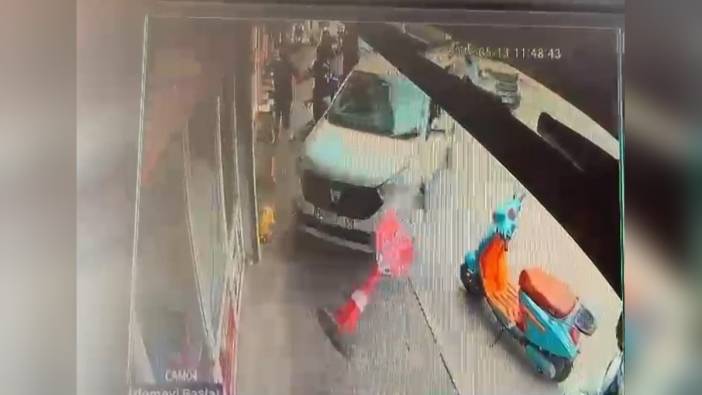 Adana'da hafif ticari araç bisikletliye çarptı: Yayalar son anda kurtuldu