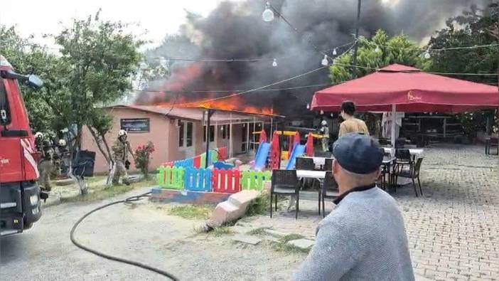 Avcılar'da restoran çatısında yangın: Restoran kullanılamaz hale geldi