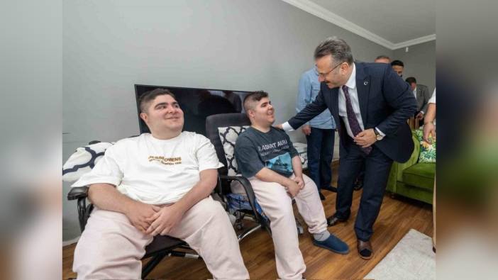 Vali Aksoy, engelli ikizlerin annesi Neşe Uyguner'i ziyaret etti: Anneler günü'nde özel bir buluşma