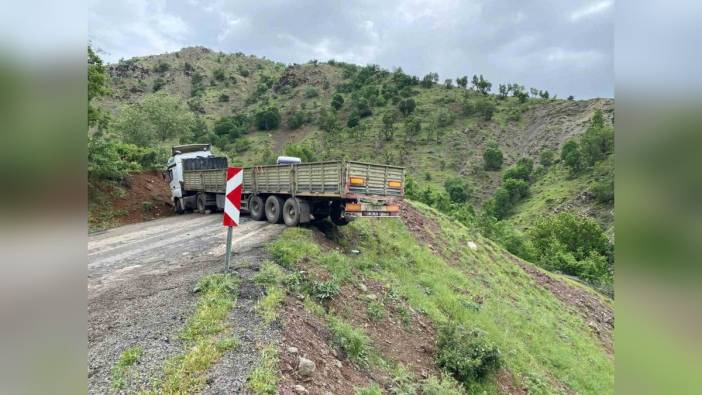 Hakkari'de tır virajda mahsur kaldı: Vatandaşlar kurtardı