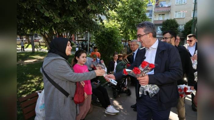 Bayrampaşa Belediye Başkanı Mutlu, anneler günü'nde karanfil dağıttı