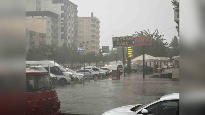 Batman'da Sağanak Yağış: Dolu, evin balkon kapısını deldi