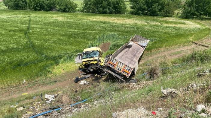 Batman'da TIR 15 metreden tarlaya uçtu: 1'i ağır 3 yaralı