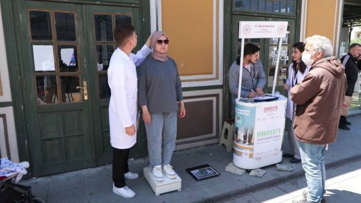 Bakırköy'de 'İdeal Kilonu Öğren, Sağlıklı Yaşa' projesi kapsamında vatandaşların boy ve kilo ölçümleri yapıldı