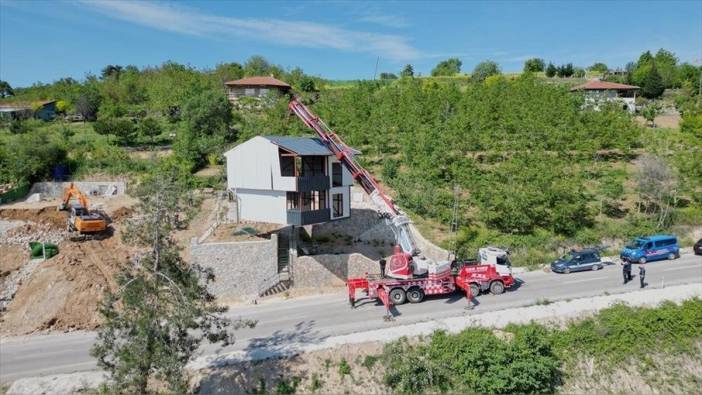 İnegöl'de kaçak yapılar vinçle taşındı