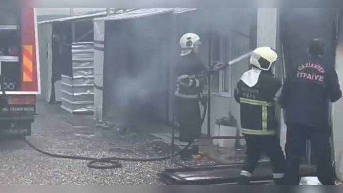 Gaziantep Nurdağı'nda konteyner yangını: Depremzedeler korku dolu anlar yaşadı