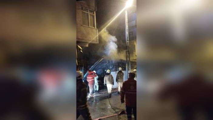 Ümraniye'de gecekondu yangını: Otomobil kullanılamaz hale geldi