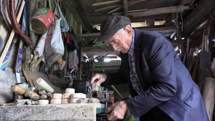 Mengen'de yaşayan İrfan Sağlam: dedelerinin kullandığı tarım aletlerinin minyatürlerini yapıyor