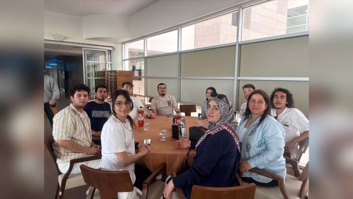 İzmir'de Anneden Evlada Bir Dokunuş: Öğrenciler ve Menemenli anneler gönül sofrasında buluştu