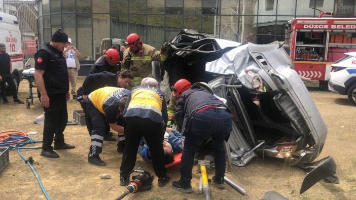 Düzce'de otomobil 20 metre yükseklikten otoparka uçtu: İki kişi ağır yaralı