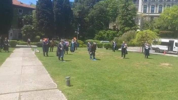 Boğaziçi Üniversitesi'nde öğrenciler, gözaltına alınan arkadaşları için nöbete katıldı