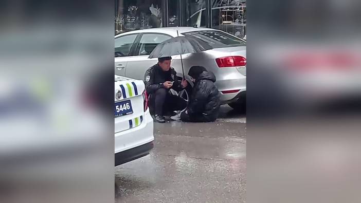 Erzurum'da polis memuru Arslan: Kazada yaralanan öğrenciye şemsiye tuttu