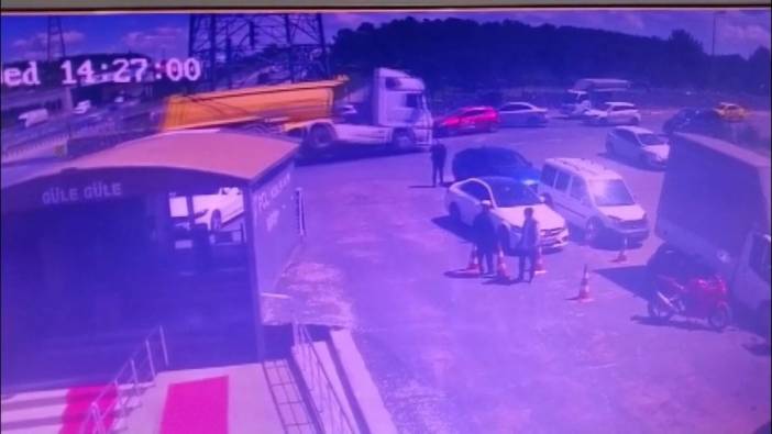 Sultanbeyli'de kamyon devrildi: Işıklarda bekleyen otomobilün üzerine düştü