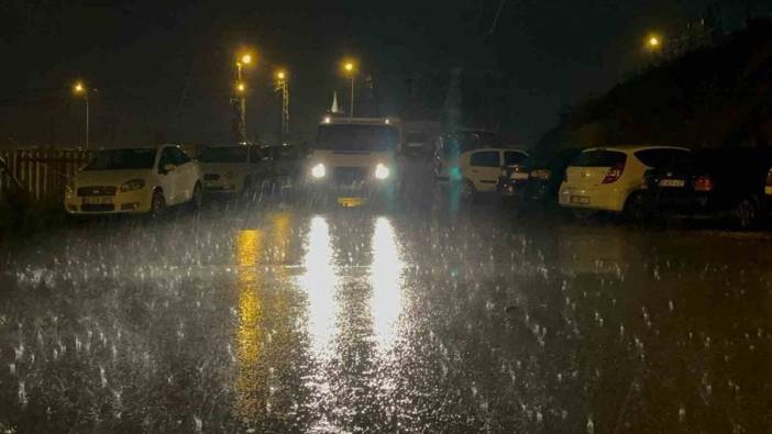 Hatay'da dolu yağışı: Yollar beyaza bürüdü