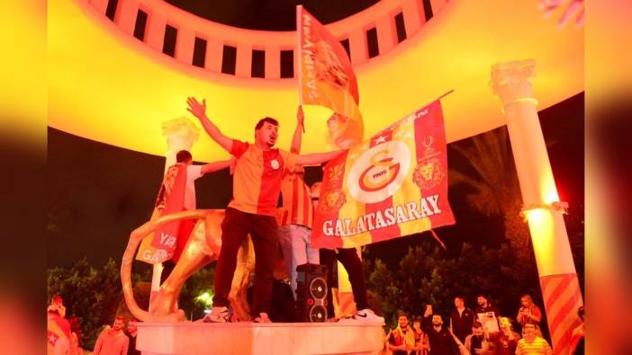Galatasaray taraftarı Mersin'de Türkiye Kupası zaferini kutladı