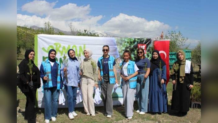 Erzincanlı öğrenciler Esentepe'de ormanı temizledi, fidan dikti